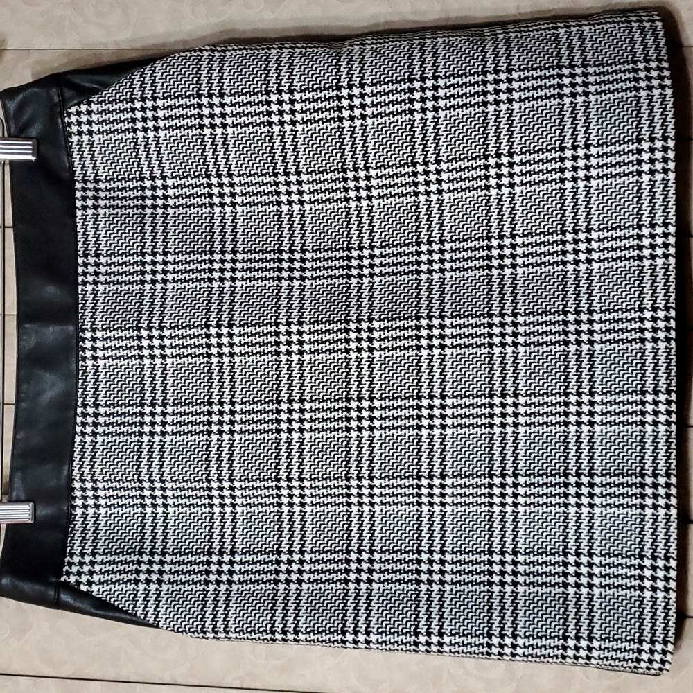 THE LIMITED faux leather skirt 8 black checkered
